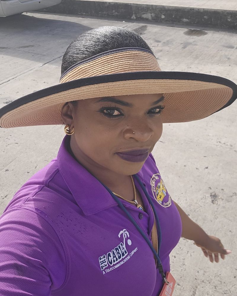 Selfie of Mechiel in a purple shirt and a wide straw sun hat on a tour day